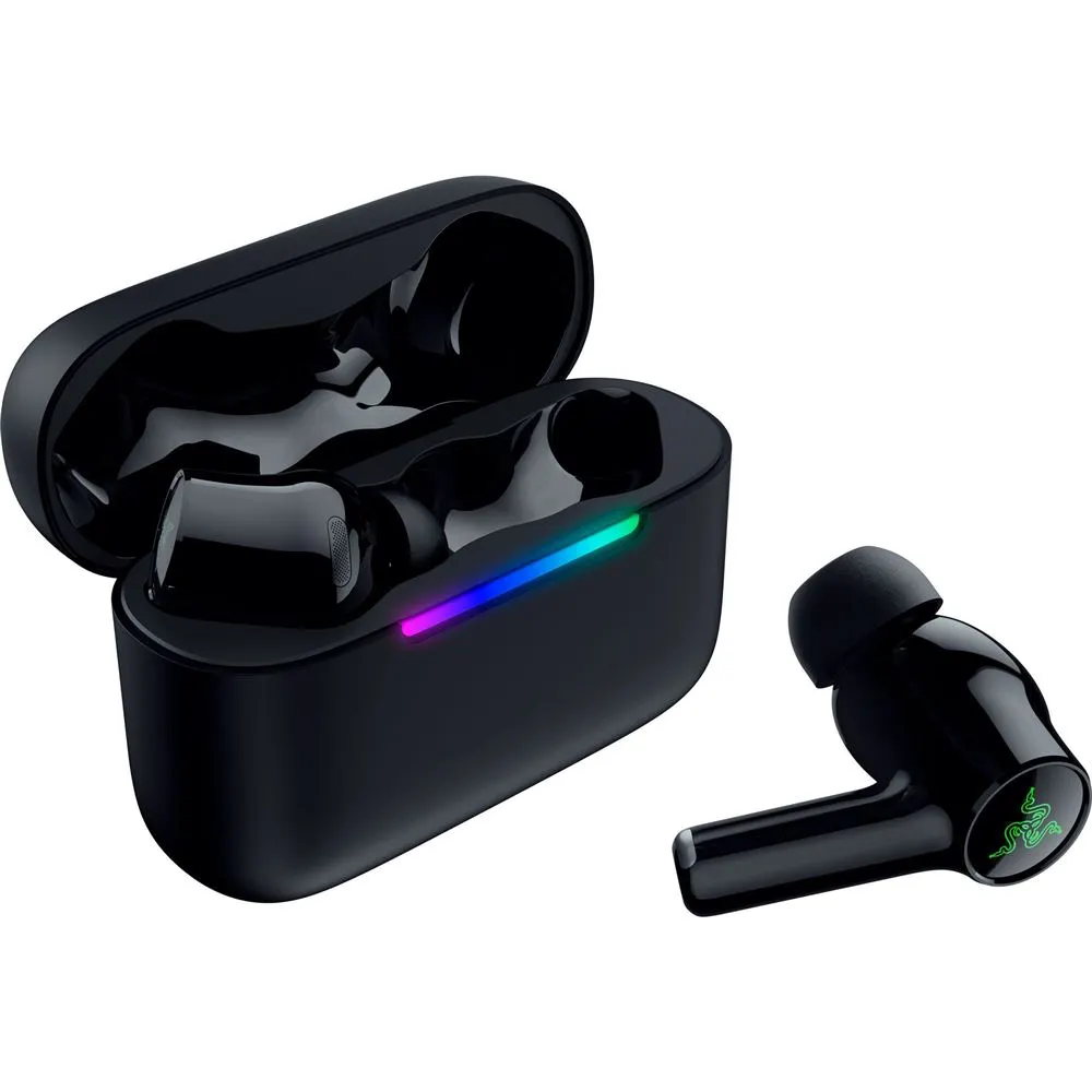 Écouteurs Razer noirs avec boîtier de recharge ouvert, bande lumineuse multicolore et un écouteur posé à côté.